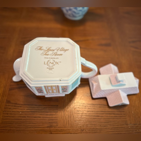 Lenox Village Collection Village Tea Room Teapot in EUC - Picture 6 of 6